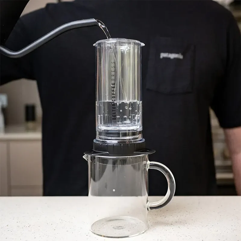 Delter Coffee Press – Volle Geschmackskontrolle in Clear & Grey Limited Edition