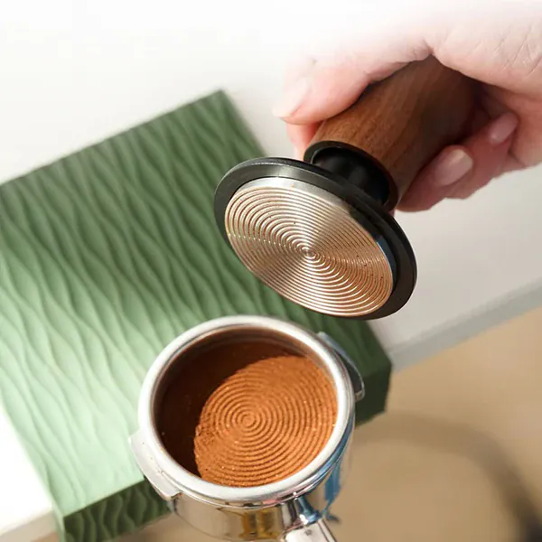 WPM Federbelasteter Tamper (58,35 mm) – Konstante Präzision für Deinen Espresso