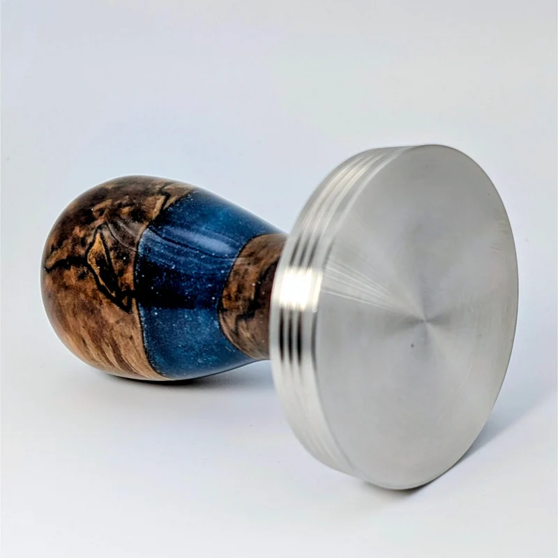 Epoxy Elegance Tamper #20 – Gestockte Buche & Tiefblau