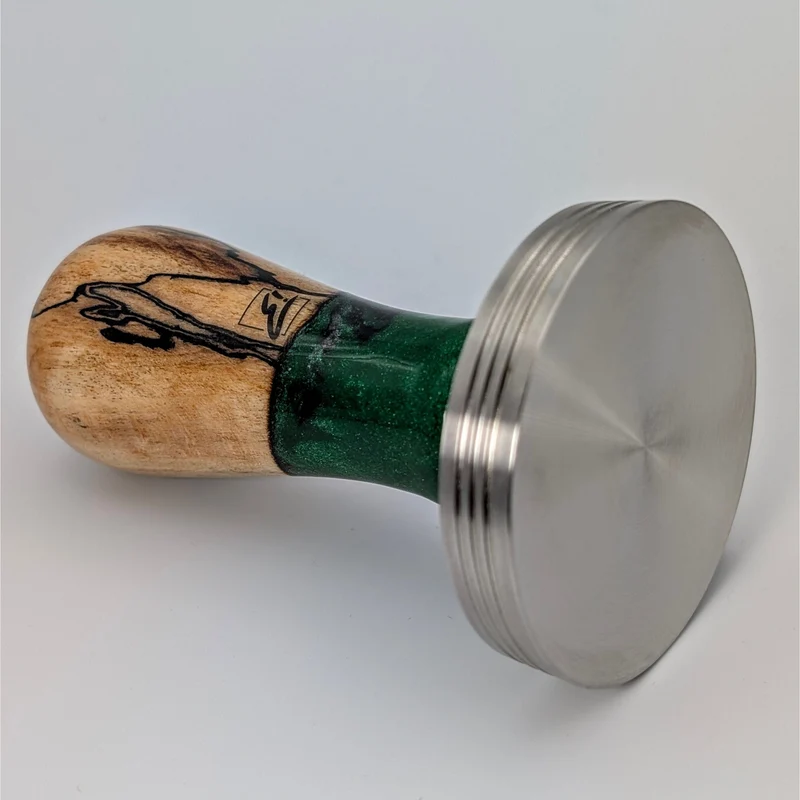 Epoxy Elegance Tamper #19 – Gestockte Buche & Smaragdgrün
