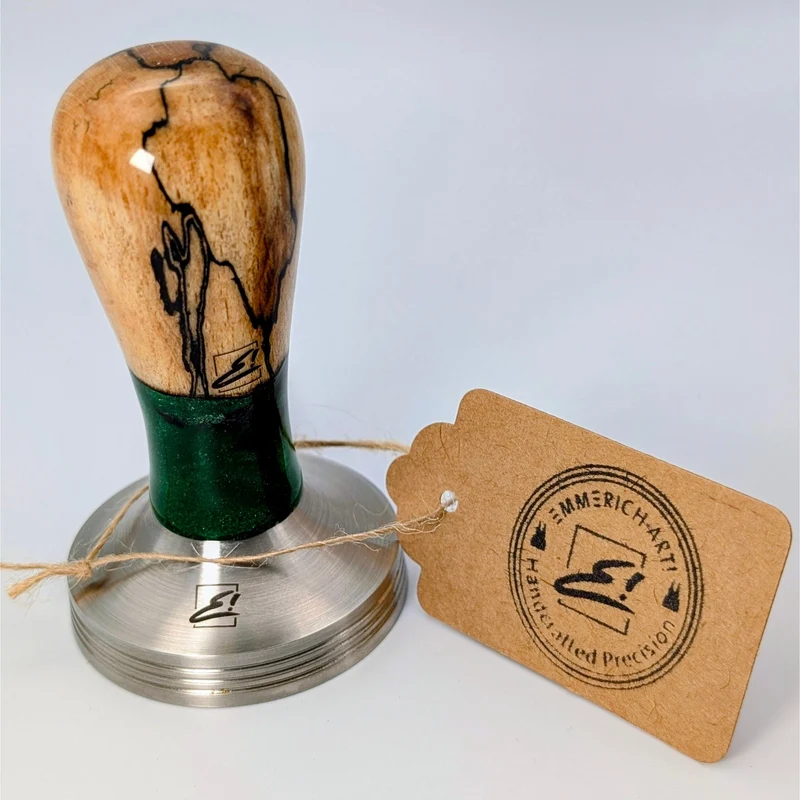 Epoxy Elegance Tamper #19 – Gestockte Buche & Smaragdgrün