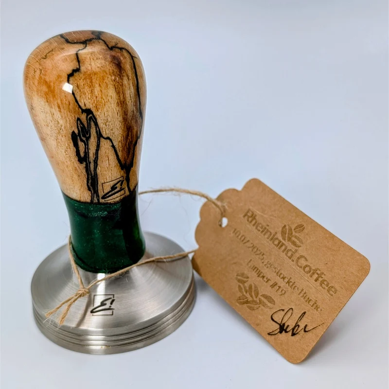 Epoxy Elegance Tamper #19 – Gestockte Buche & Smaragdgrün