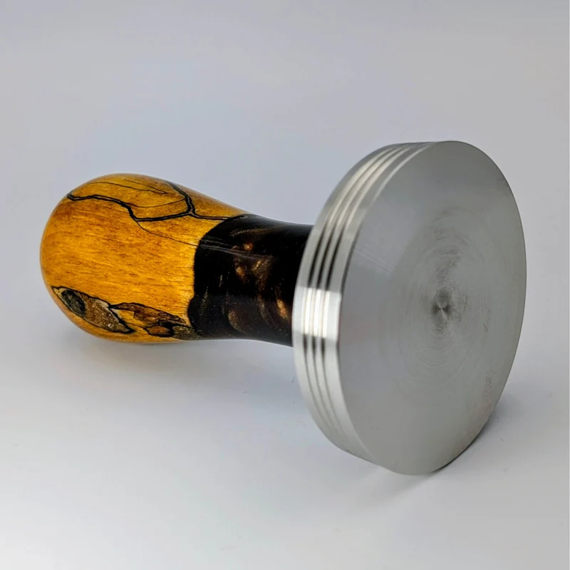 Epoxy Elegance Tamper #21 – Gestockte Buche & Black Resin | Emmerich Art
