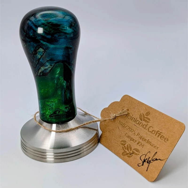 Epoxy Elegance Tamper #24 – Gestockte Buche & Tiefgrün