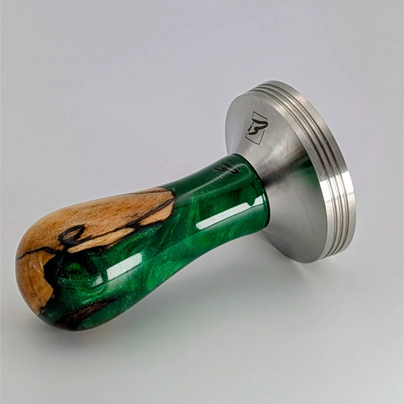 Epoxy Elegance Tamper #1 – Gestockte Buche & Smaragdgrün