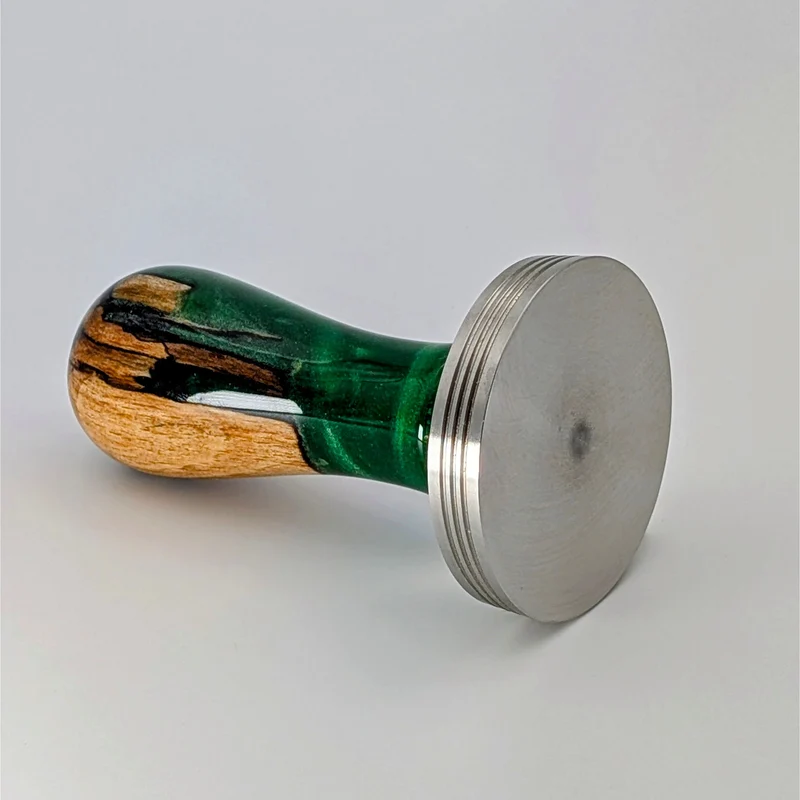 Epoxy Elegance Tamper #1 – Gestockte Buche & Smaragdgrün