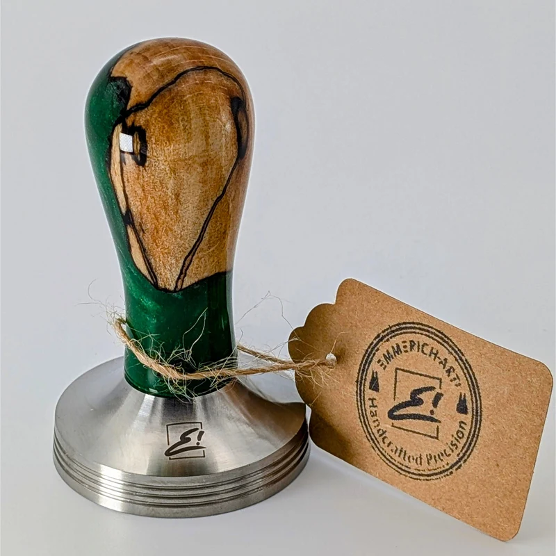 Epoxy Elegance Tamper #1 – Gestockte Buche & Smaragdgrün