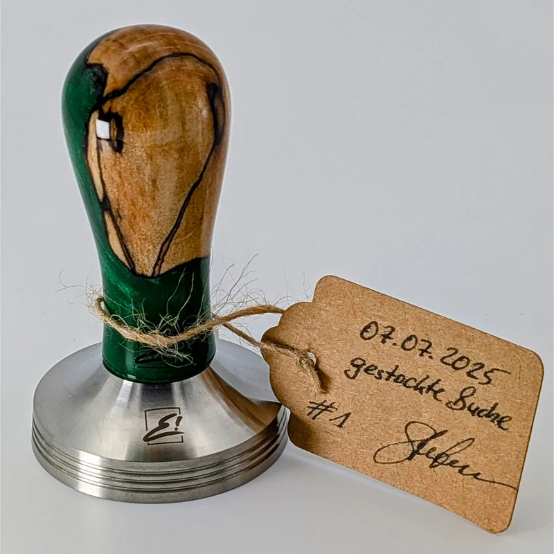 Epoxy Elegance Tamper #1 – Gestockte Buche & Smaragdgrün
