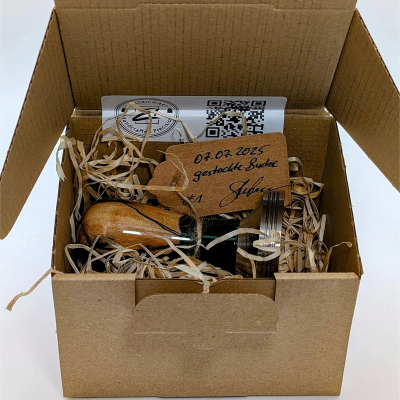Epoxy Elegance Tamper #1 – Gestockte Buche & Smaragdgrün