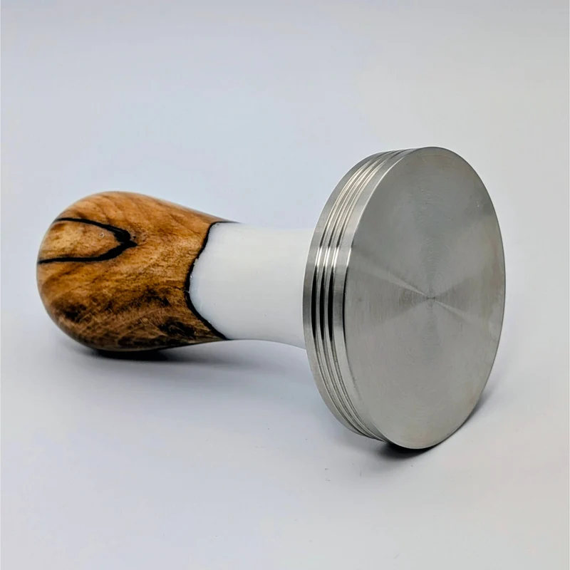 Epoxy Elegance Tamper #18 – Gestockte Buche & Milchglasweiß