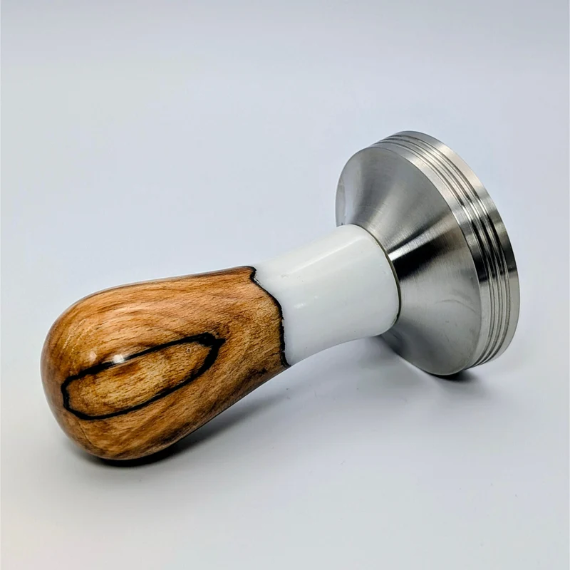 Epoxy Elegance Tamper #18 – Gestockte Buche & Milchglasweiß