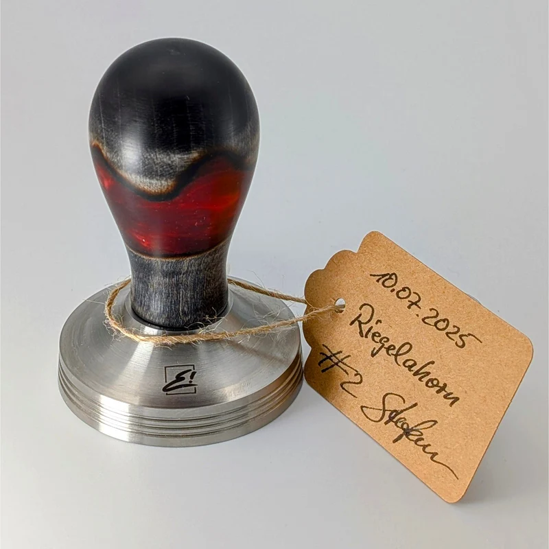 Epoxy Elegance Tamper #2 – Riegelahorn & Lava-Rot