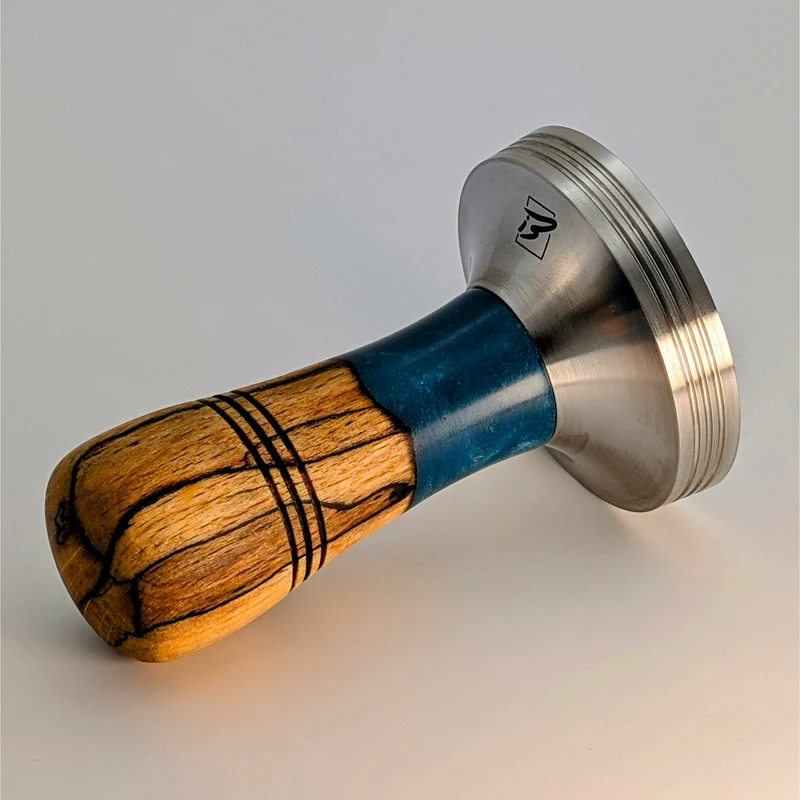 Epoxy Elegance Tamper #6 – Gestockte Buche & Tiefblau