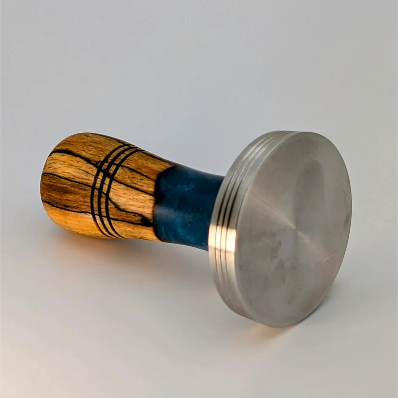 Epoxy Elegance Tamper #6 – Gestockte Buche & Tiefblau