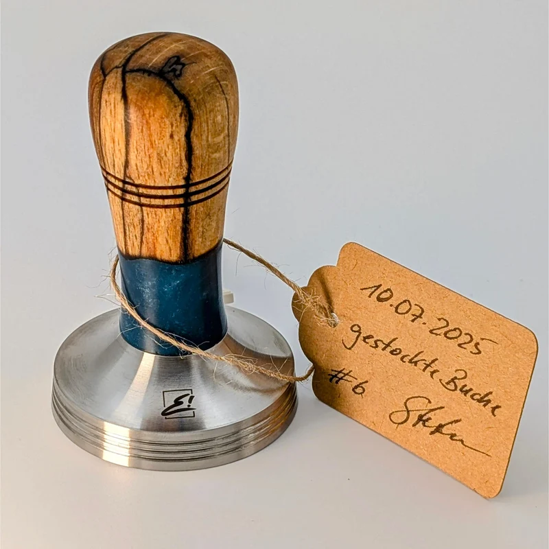 Epoxy Elegance Tamper #6 – Gestockte Buche & Tiefblau