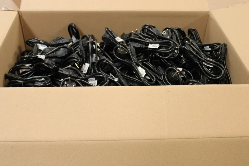256x B-Ware Akyga Stromkabel Adapter Netzteil Kabel Schwarz Kleeblatt C5 1 m 256 STÜCK