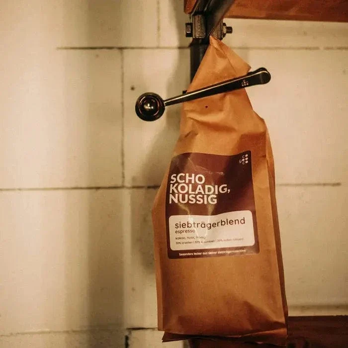 Kaffeeklammer mit Dosierlöffel von COYOOCO