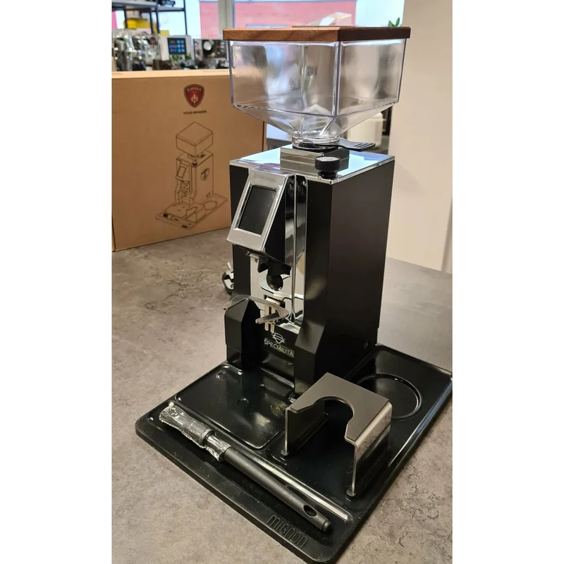 Eureka Barista Matte schwarz mit Tamping Station und Pinsel