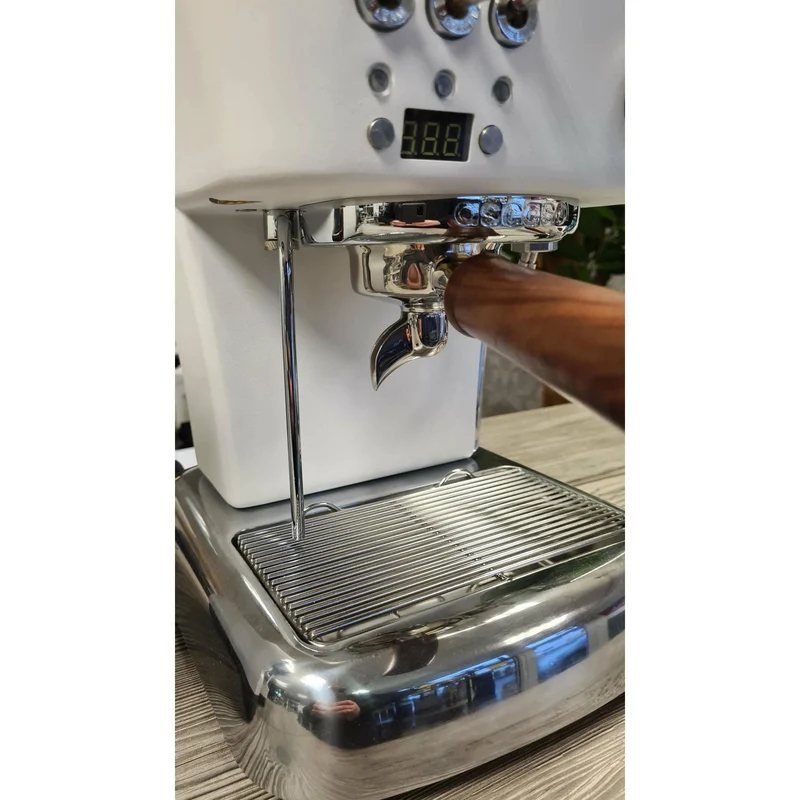Eureka Barista Matte schwarz mit Tamping Station und Pinsel