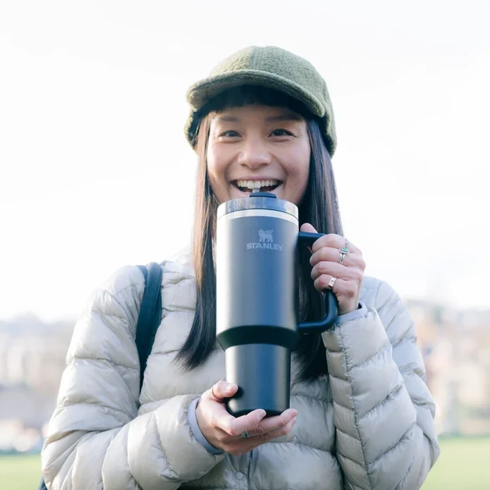 Stanley Quencher Thermosbecher mit Strohhalm 1,18 Liter Schwarz