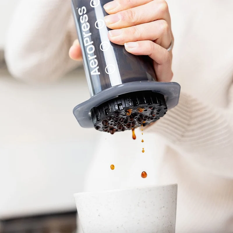 AeroPress Original Kaffee-Zubereiter inkl. 100 Filtern