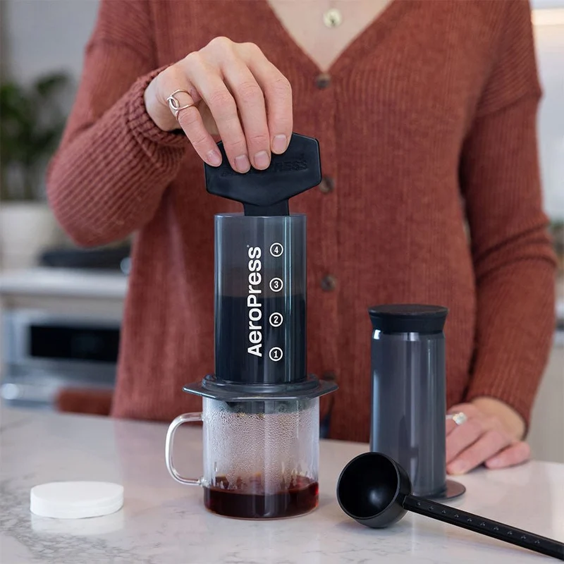 AeroPress Original Kaffee-Zubereiter inkl. 100 Filtern